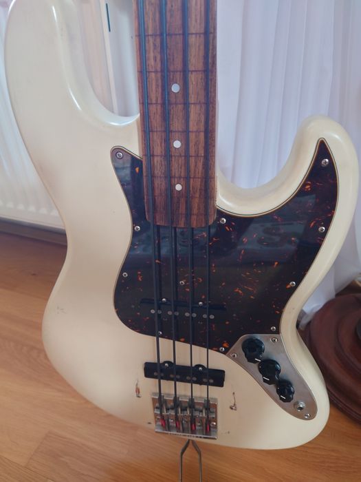 Gitara basowa fretless Jazz bas