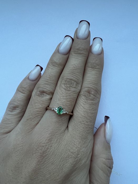 Золотое кольцо с бриллиантами и изумрудом р.17 красное золото 585 пр