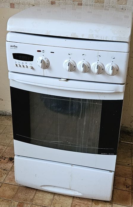 Kuchnia gazowa z piekarnikiem eleltrycznym  Amica