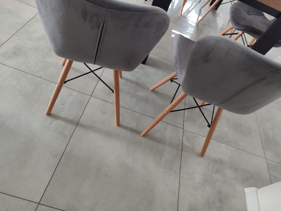 Dwa krzesła stan idealny