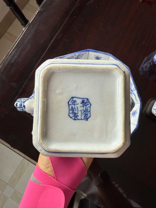 Conjunto de Chá Azul e Branco com Motivos de Dragão e Flores de Lótus