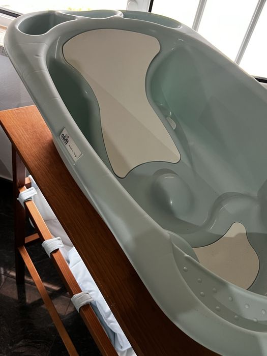 Banheira para bebe, com respetivo apoio em Madeira