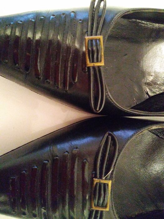 Skórzane szpilki w stylu vintage.