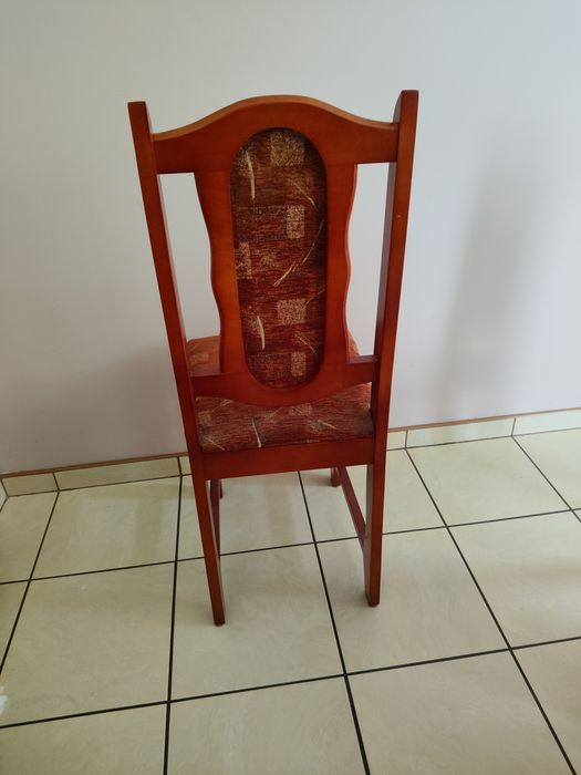 Stół plus 6 krzeseł.