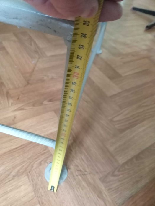 Металева підставка.