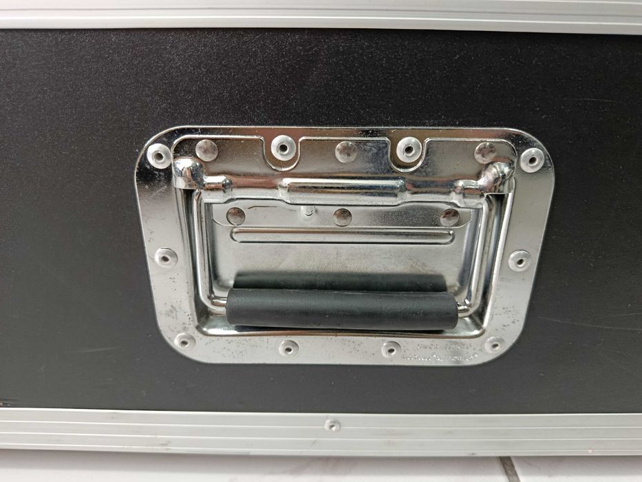 Flight Case RockCase by Warwick para teclado — com rodas e espumas ajustáveis
