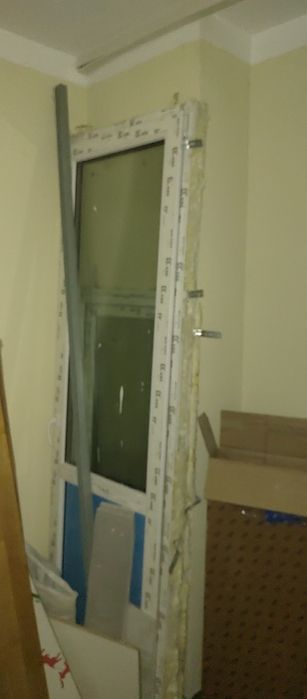 Продам б.у балконную дверь