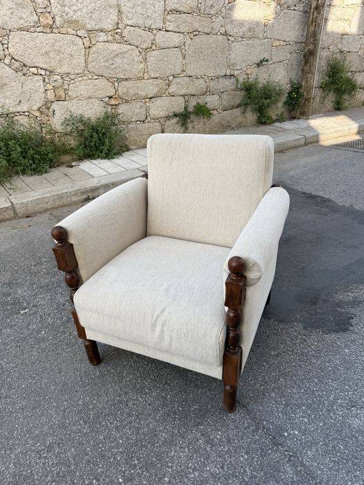 Cadeirão em tecido estrutura em madeira