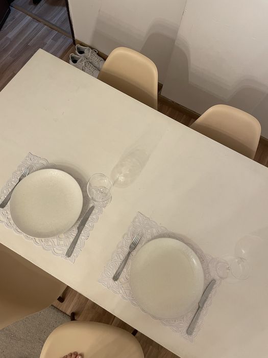 Conjunto de mesa e cadeiras