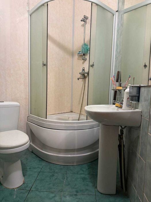 Продаж просторого будинку з ремонтом, автономією та гаражем у будівлі!