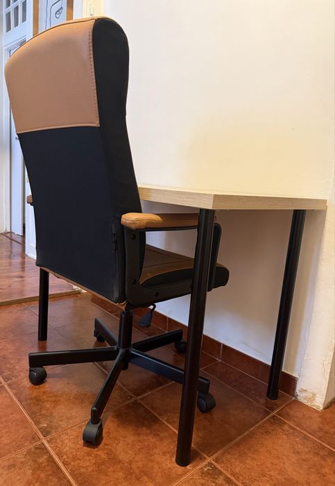 Mesa de Escritório + Cadeira Giratória em Excelente Estado