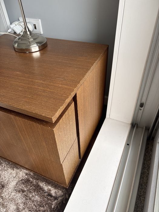 2 mesas de cabeceira em madeira