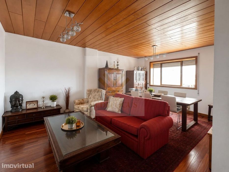 Apartamento T2+1 no Centro de Espinho com Elevador e Garagem