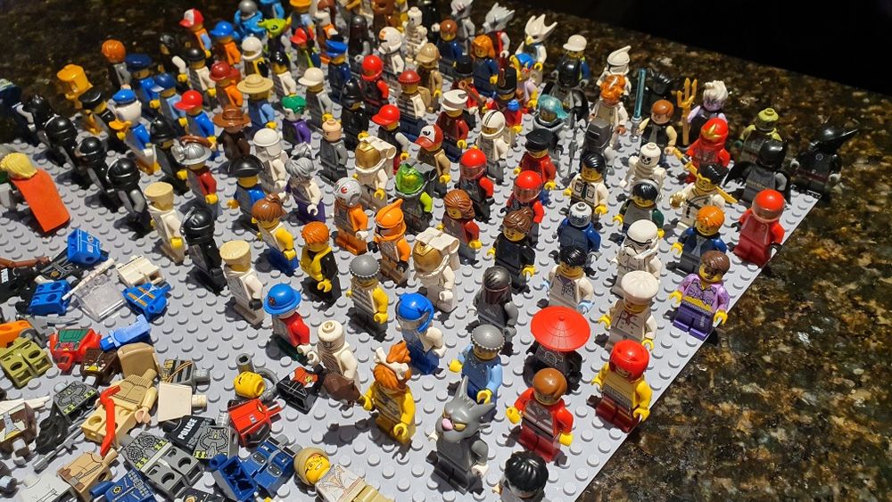 116 oryginalnych figurek lego + akcesoria.