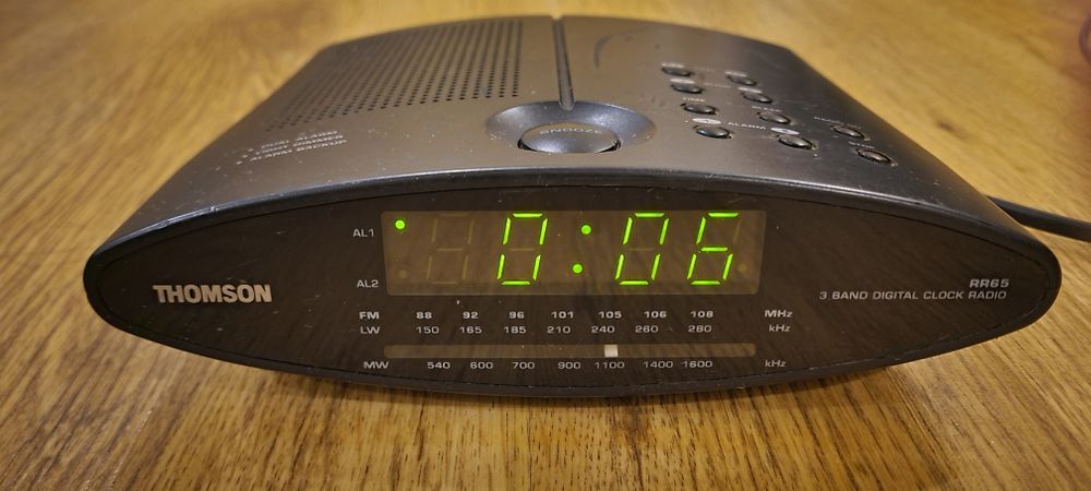 Годинник з радіо будильник радіо з годинником