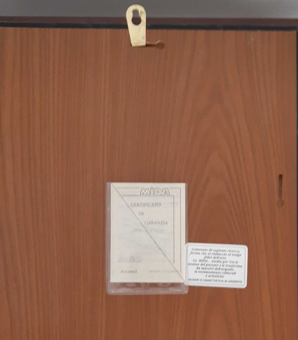 Quadro “La Mida” moldura em madeira com cercadura em dourado, centro com relevo em Prata. Certificado de Garantia