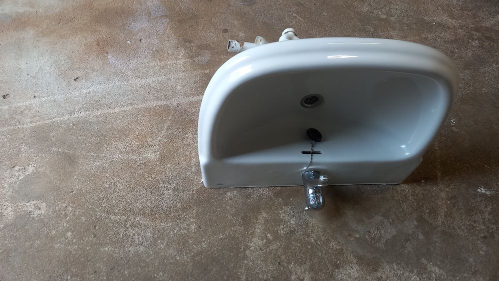 Lavatório e bidé e resguardo