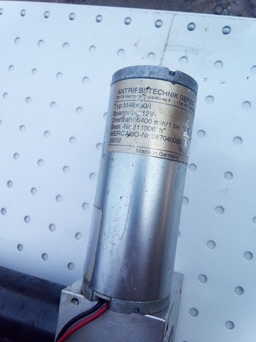 Електричний гвинтовий підйомник