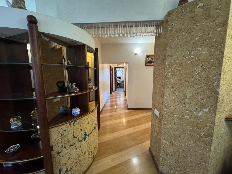 Продається простора 4-х кімнатна квартира в самому центрі Дніпра!