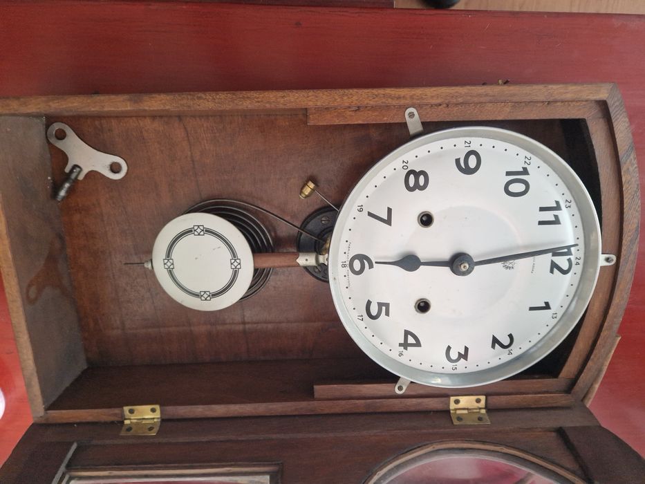 Relógio reguladora antigo vintage a funcionar com chave

Altura:
48cm