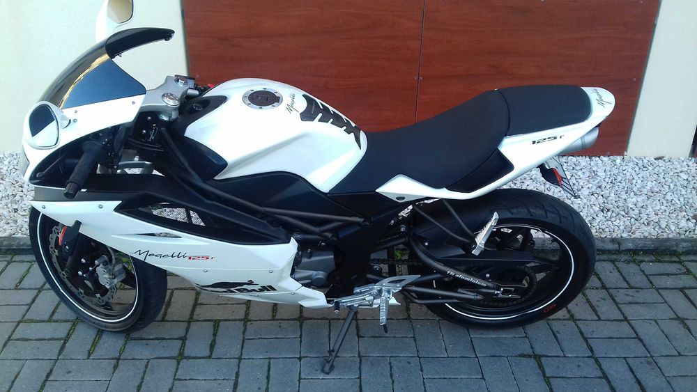 Vendo mota Megelli 125 cc