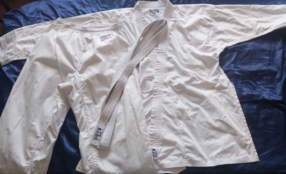 2 Kimonos de Karate  - 7,5 oz - 195 cm (Cada equipamento completo 30€, os dois 60€)