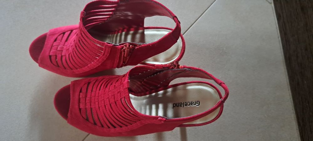 Piękne czerwone buty na obcasie-nowe