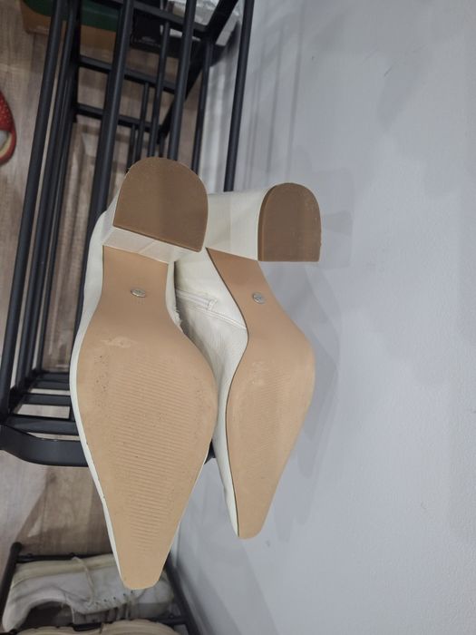 Buty białe lakierowane za kostkę
