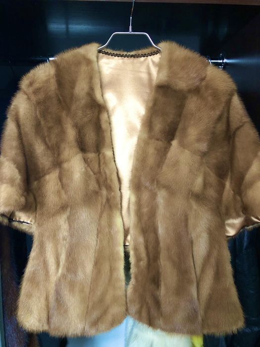 Жилет из натурального меха б/у .. Жилет из ткани со вставками нат меха