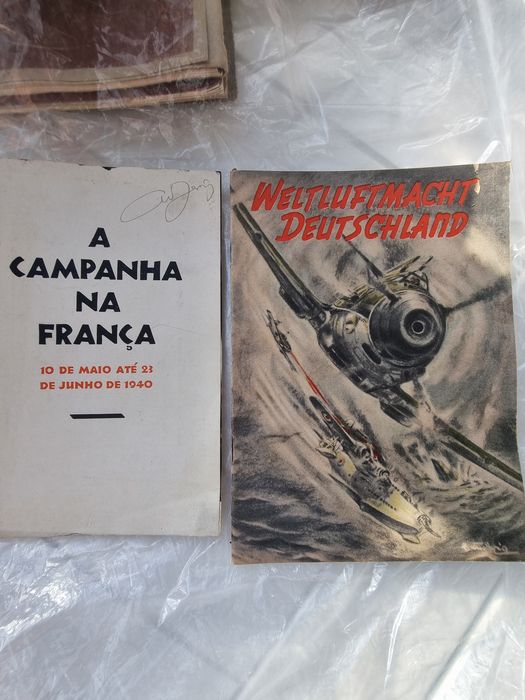 Vendo folheto de propaganda do III Reich  sobre a Luftwaffe da Segunda Guerra Mundial