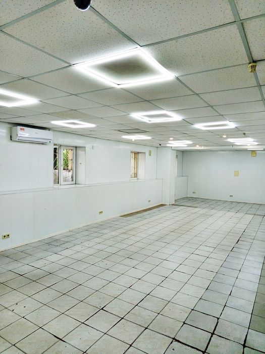 Комерційне приміщення на фасаді вул. Сталеварів, навпроти Критого ринк