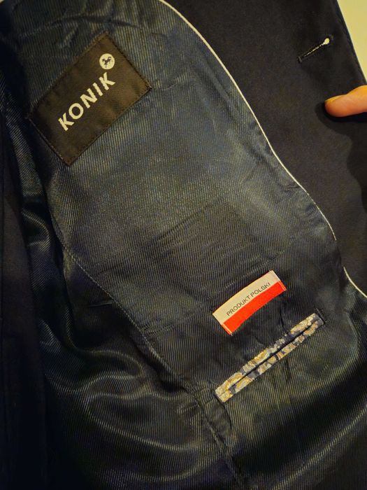 Granatowy Garnitur, Konik