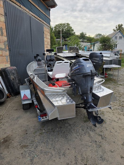 Човен з мотором та лафетом