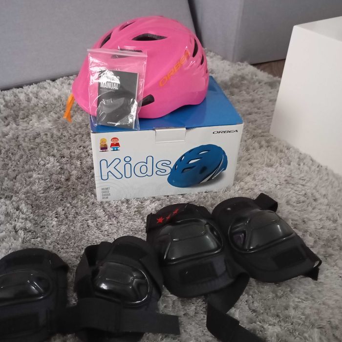 Bicicleta criança como nova com capacete joelheiras e cotoveleiras