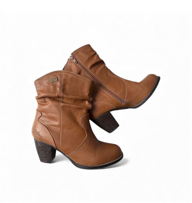 Жіночі шкіряні  чоботи козаки коричневого кольору dockers