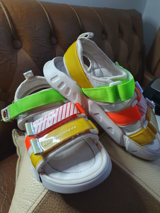 Продам босоніжки для дівчинки 32 роз. в гарному стані,майже нові