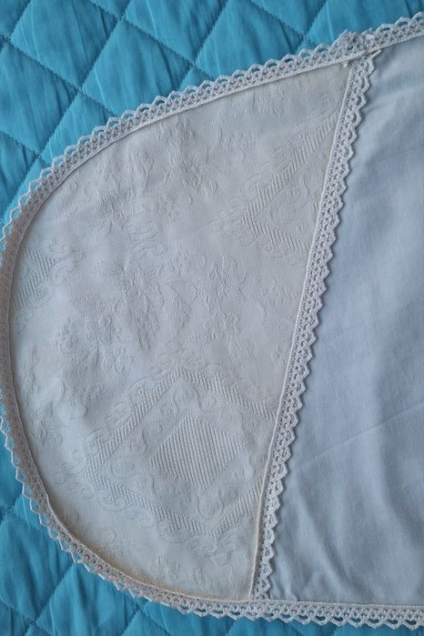 Naperão com bordado e renda em crochê, cor Beje