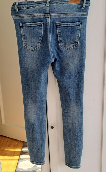 Dzinsy damskie dziury