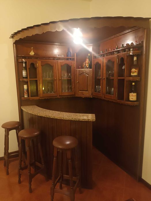 Bar em madeira com bancos