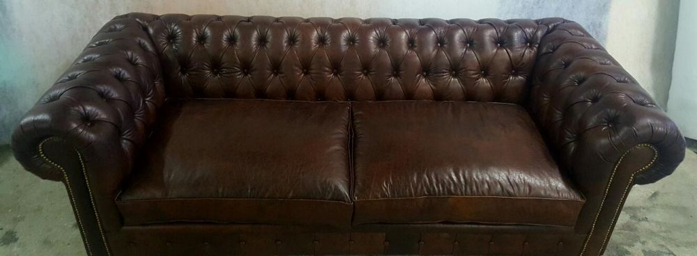 Sofá Chesterfield em pele envelhecida - NOVO