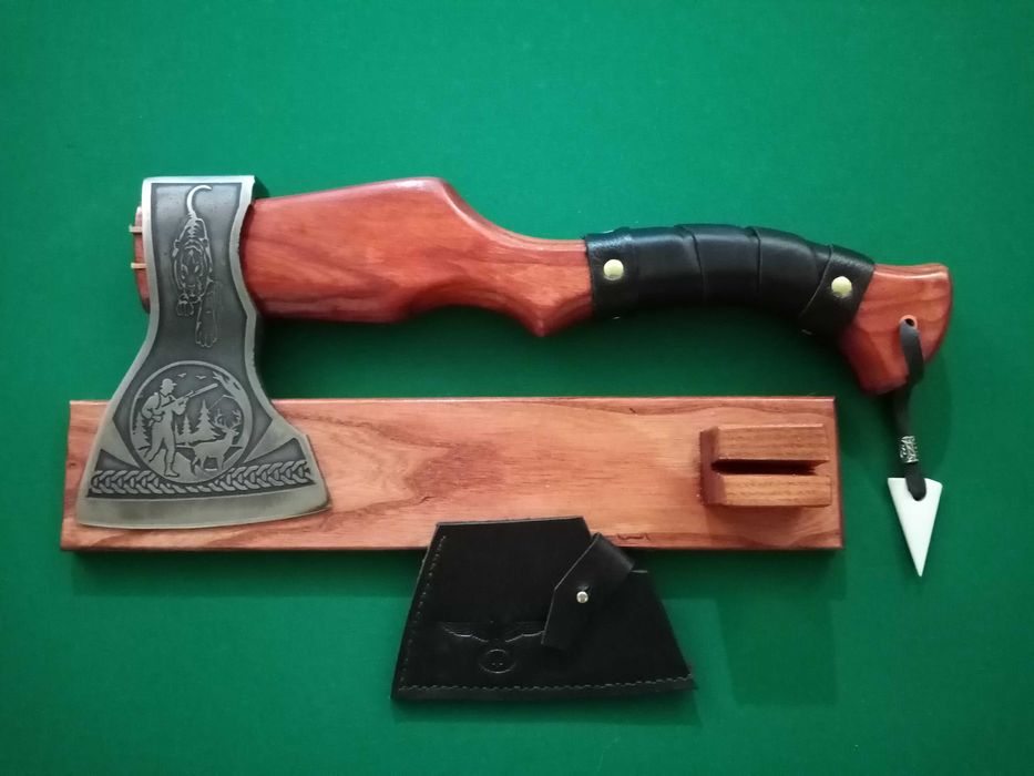 Сокира на подарунок.