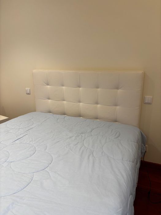 Cama sommlier em pele branca + estrado + colchão
