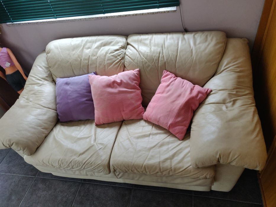 Sofá + apoio em pele (Marca Agol)