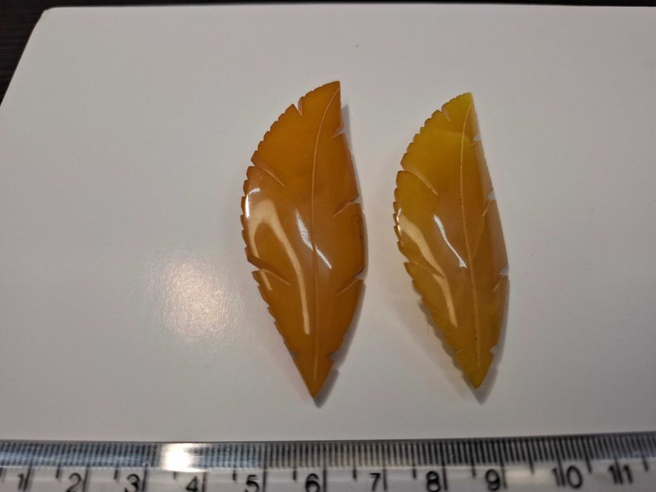 Dwa liście. Broszki bakelitowe wykonane w latach 60 XX wieku