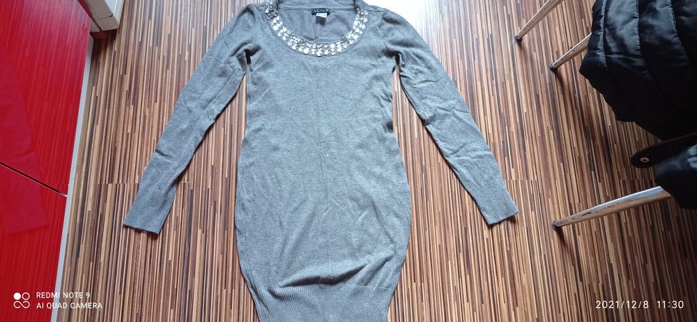 Dłuższy sweterek z ozdobami