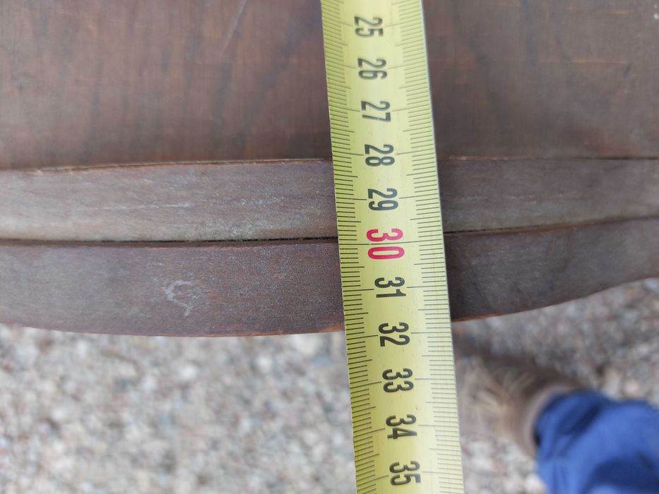 Przeszklona narożna szafka drewniana wisząca