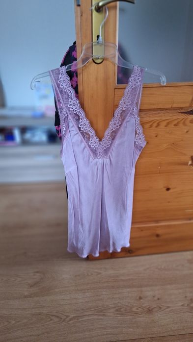 Liliowy top satynowy