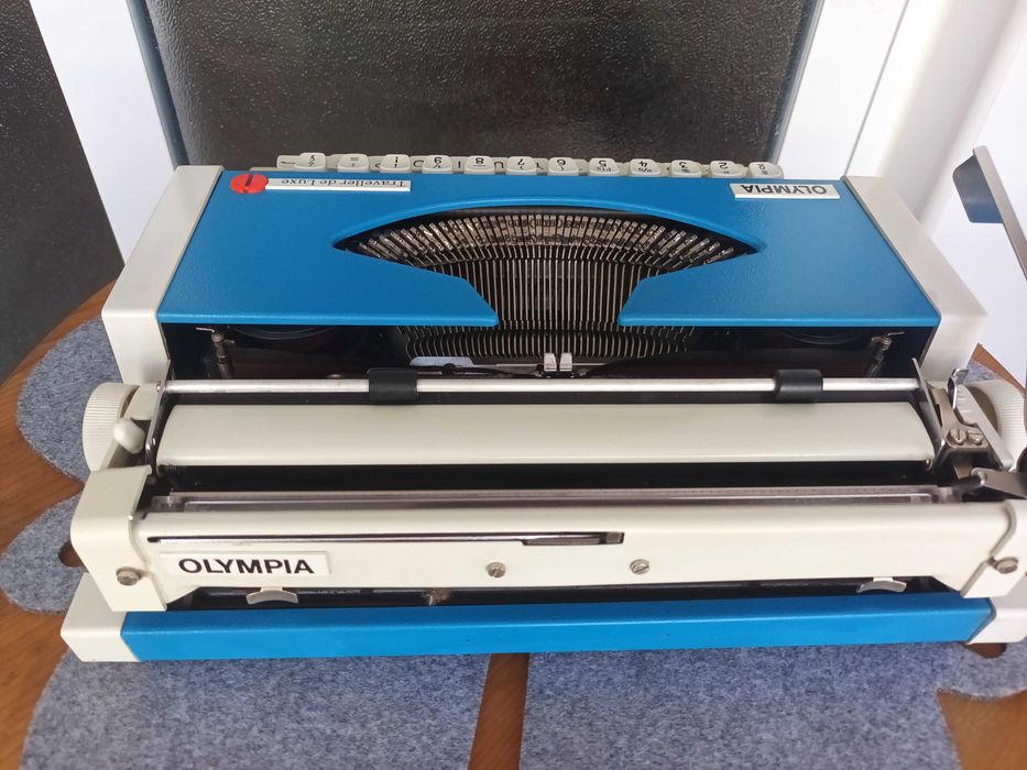 Máquina de escrever Olympia Traveller Deluxe