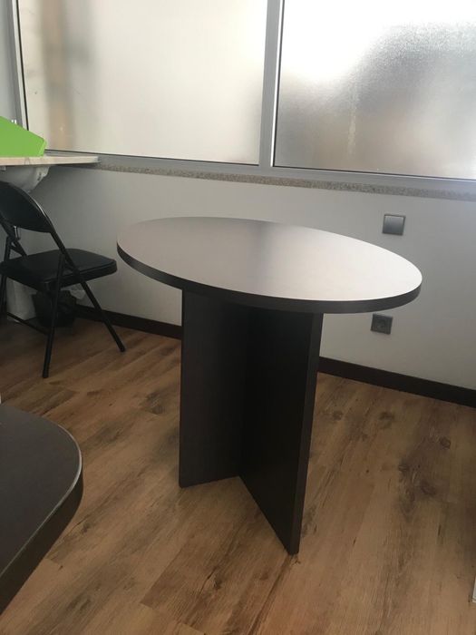 Mesa oval melamina Bengue