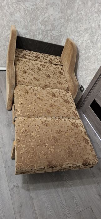 Продам велике розкладне крісло в гарному стані.